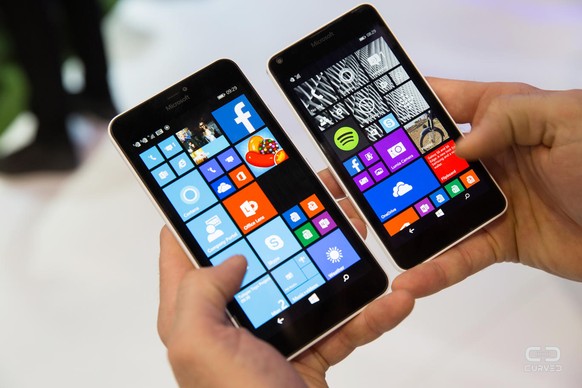 Das Lumia 640 (rechts) sowie das Lumia 640 XL dürften rund 140 bis 220 Franken kosten.
