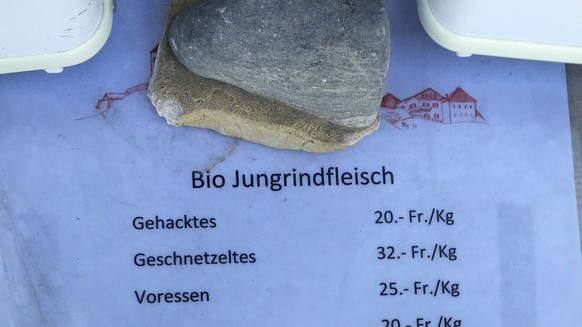 In Lohn vermarkten die Bauern ihre Produkte selbst und verkaufen sie ab Hof: Preisliste eines Selbstbedienungsladens.