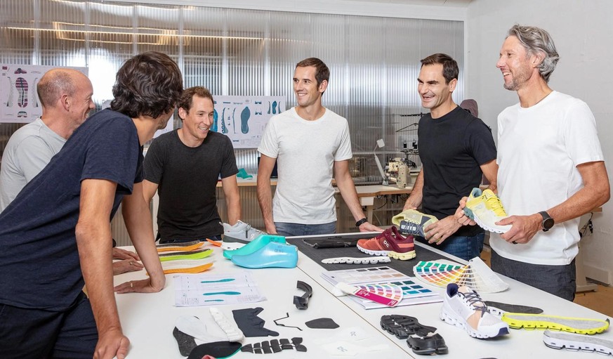 Roger Federer mit den Chefs und Entwicklern der Sportshuhe On.
