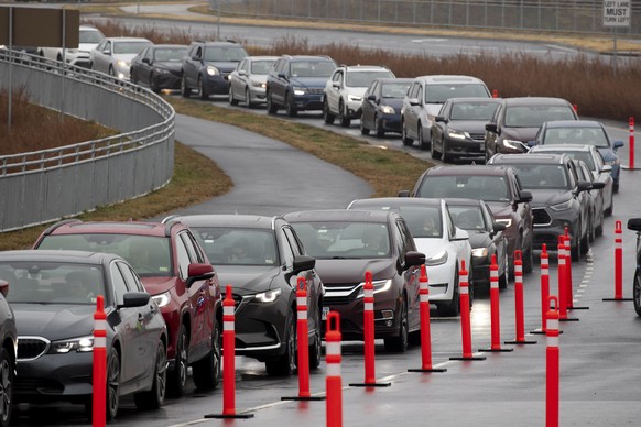 In der Nähe von Washington warten kurz vor Jahresende Hunderte von Menschen in ihren Autos darauf, auf Covid getestet zu werden. Die Wartezeit im Testzentrum von Leesburg (Virginia) betrug zwischenzeitlich mehr als zwei Stunden.