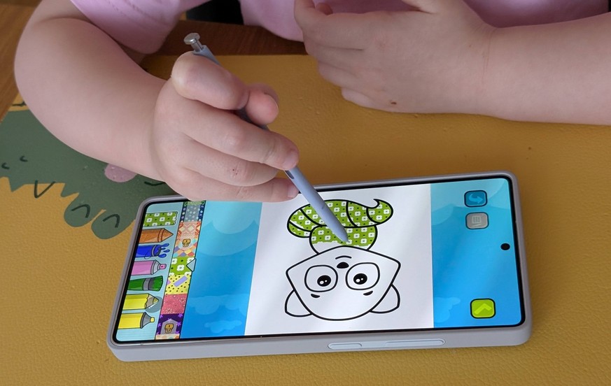Quasi ein Mini-Tablet mit Stift-Unterstützung. Bei Nichtgebrauch lässt sich der Stift an der Unterseite ins Gerät schieben.