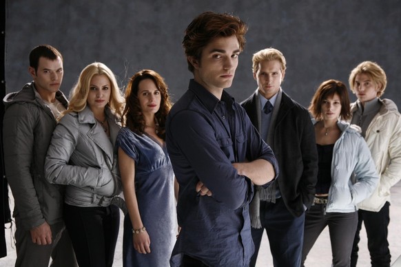 Peter Facinelli, Elizabeth Reaser, Nikki Reed, Robert Pattinson, Kellan Lutz, Jackson Rathbone, and Ashley Greene in Twilight - Biss zum Morgengrauen (2008)