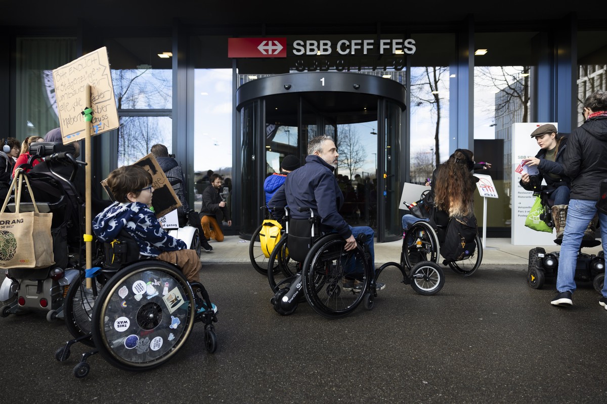 Menschen mit Behinderungen in Rollstuehlen protestieren vor dem Hauptsitz der SBB fuer einen besseren barrierefreien Zugang zu Bahnhoefen und Zuegen, am Donnerstag, 25. Januar 2024 in Bern. (KEYSTONE/ ...