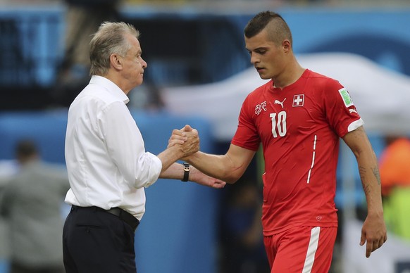 25.06.2014; Manaus; Fussball - WM Brasilien 2014 - Schweiz - Honduras; Ottmar Hitzfeld (SUI) und Granit Xhaka (SUI) (Pier Giorgio/Best Photo/fotogloria/freshfocus)