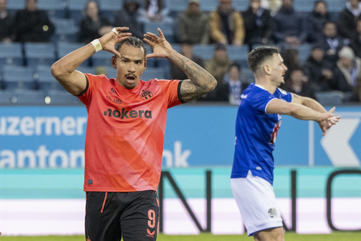 Juan Jose Perea, links, von Zuerich reagiert nach einer Torchance beim Super League Meisterschaftsspiel zwischen dem FC Luzern und dem FC Zuerich vom Sonntag, 26. Januar 2025 in Luzern. (KEYSTONE/Urs  ...