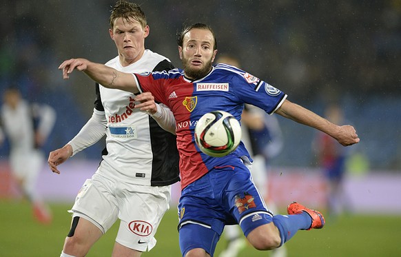 Der Aarauer Marco Thaler, links, im Kampf um den Ball gegen den Basler Shkelzen Gashi, rechts, im Fussball Meisterschaftsspiel der Super League zwischen dem FC Basel und dem FC Aarau im Stadion St. Ja ...