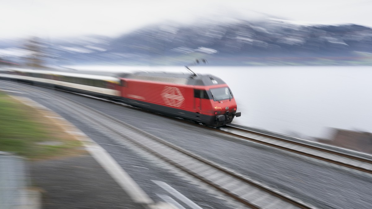 Ein SBB Zug faehrt auf der neuen Doppelspur-Strecke zwischen Arth-Goldau und Zug, am Sonntag, 13. Dezember 2020, in Walchwil. (KEYSTONE/Gaetan Bally)