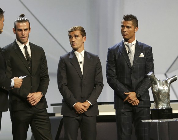 Atletico Madrid's forward Antoine Griezmann, center, Real Madrid's Gareth Bale, left, and Madrid's forward Cristiano Ronaldo of Portugal, attend the award ceremony of the "best pla ...