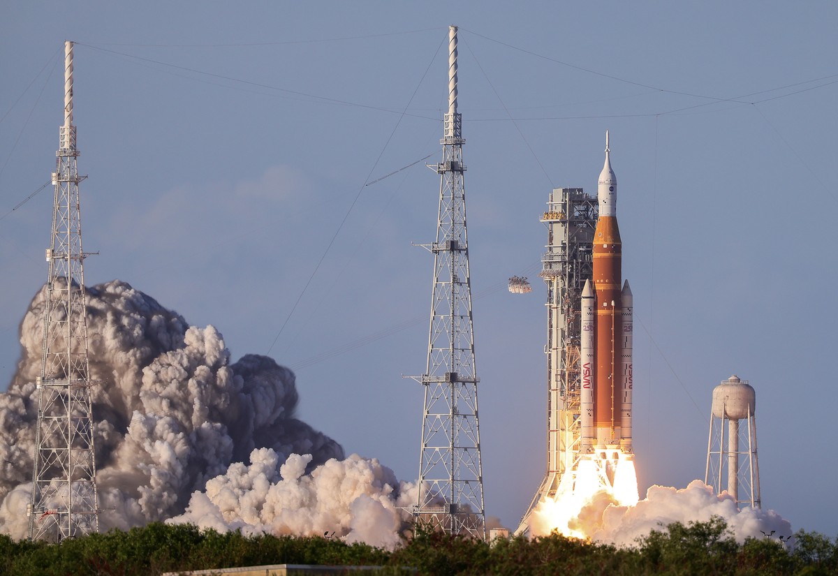 La fusée emmenant des astronautes autour de la Lune a décollé
