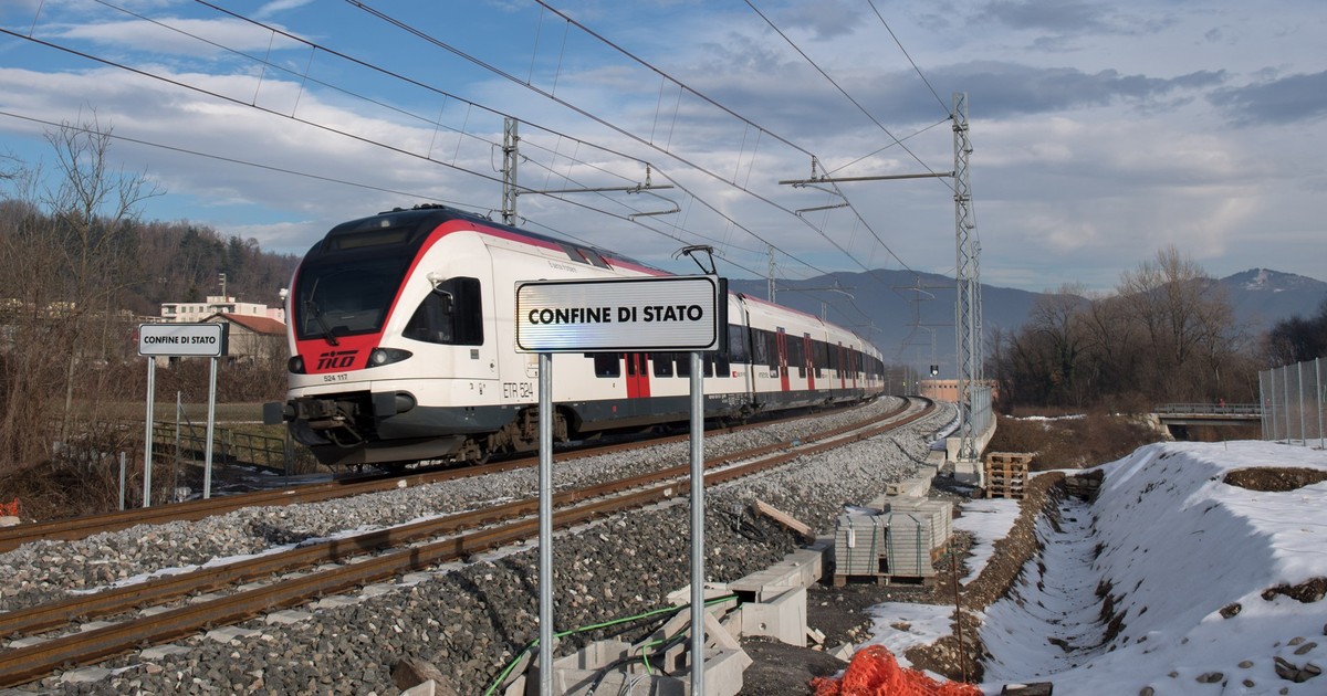 Der Zug "Tilo" (Ticino-Lombardia) ueberfaehrt bei Stabio die schweizerisch-italienische Grenze anlaesslich der Eroeffnung der grenzueberschreitenden Bahnlinie Stabio-Arcisate, am Freitag, 22 ...