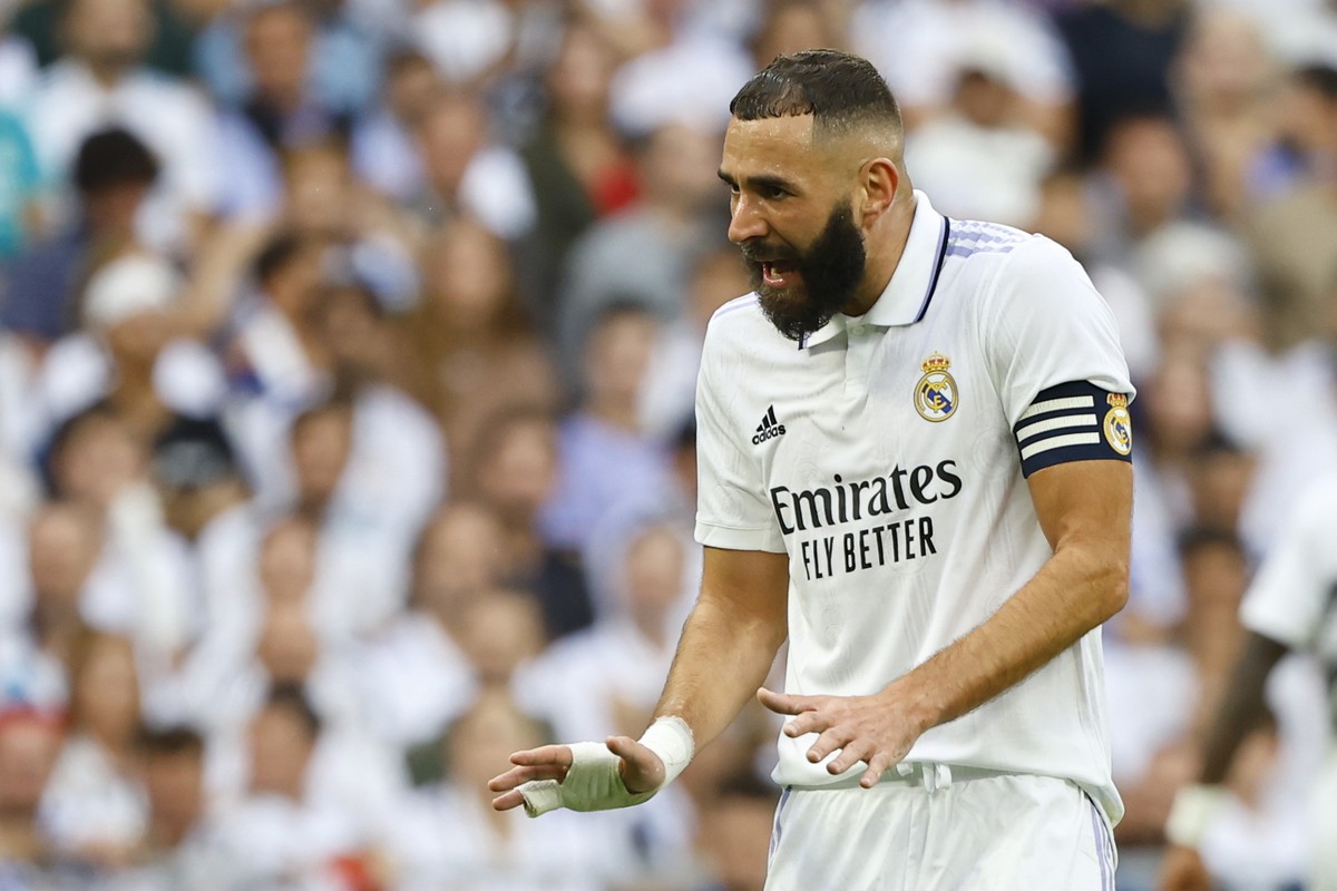 epa10247425 Real Madrid's Karim Benzema reacts during El Clasico, the Spanish LaLiga soccer match between Real Madrid and FC Barcelona in Madrid, Spain, 16 October 2022. EPA/Sergio Perez