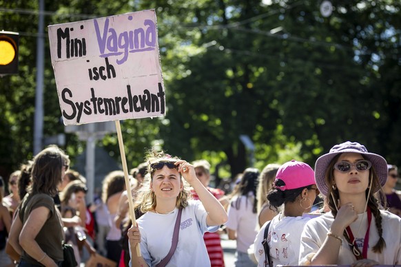 Zahlreiche Menschen demonstrieren am Feministischen Streik anlaesslich des Frauenstreiktags 2026 am Sonntag, 14. Juni 2026 in Zuerich. In der ganzen Schweiz gingen Frauen auf die Strasse, um fuer hoeh ...