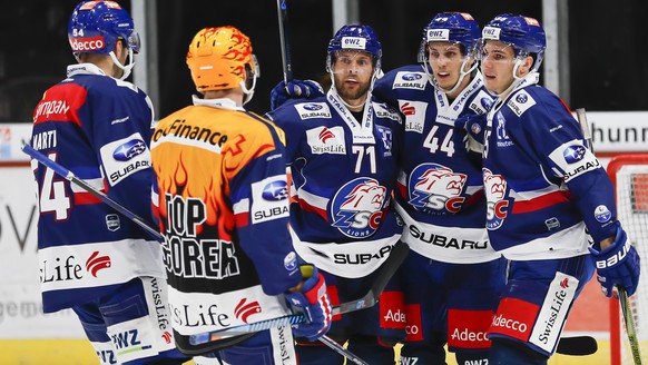 Torjubel der ZSC Lions nach dem 3:0 mit torschuetze ZSC Fredrik Pettersson (Mitte) waehrend dem Eishockey-Meisterschaftsspiel der National League zwischen den ZSC Lions und dem HC Ambri Piotta am Mont ...