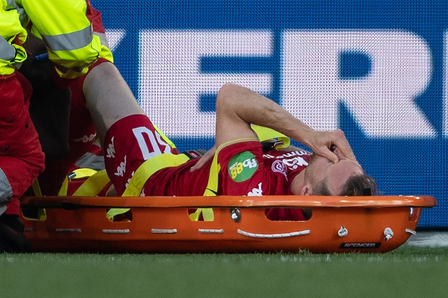 30.04.2023, Niedersachsen, Wolfsburg: Fu�ball: Bundesliga, VfL Wolfsburg - FSV Mainz 05, 30. Spieltag, Volkswagen Arena. Mainz Silvan Widmer wird verletzt versorgt. (zu dpa: �Mainz muss wochenlang auf ...