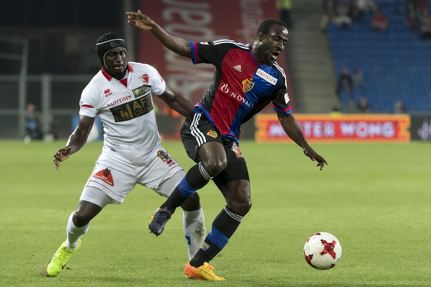 Der Sittener Jagne Pa Modou, links, im Kampf um den Ball gegen den Basler Seydou Doumbia, rechts, im Fussball Meisterschaftsspiel der Super League zwischen dem FC Basel 1893 und dem FC Sion im Stadion ...