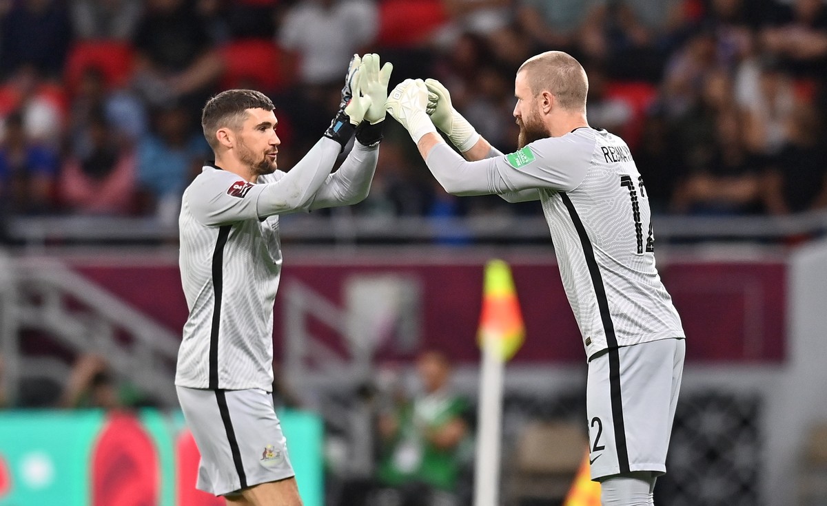 epa10011596 Australia's goalkeeper Mathew Ryan (L) is replaced by teammate Andrew Redmayne (R) for the penalty shootout of the FIFA World Cup 2022 Intercontinental playoff qualifying soccer match ...
