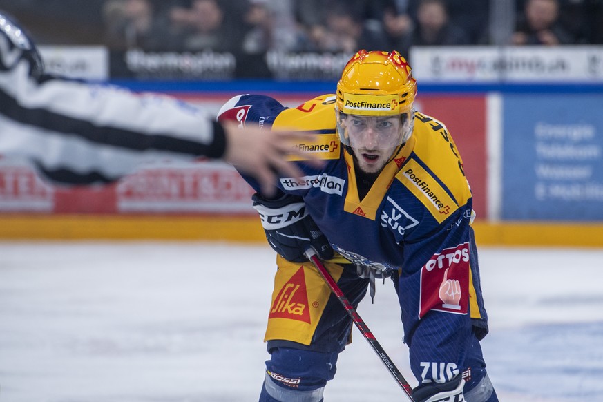 Der PostFinance Topscorer Fabrice Herzog vom EV Zug beim Eishockey Playoff-Halbfinalspiel, Spiel 1, der National League zwischen dem EV Zug und dem HC Davos am Freitag, 8. April, in Zug. (POSTFINANCE/ ...