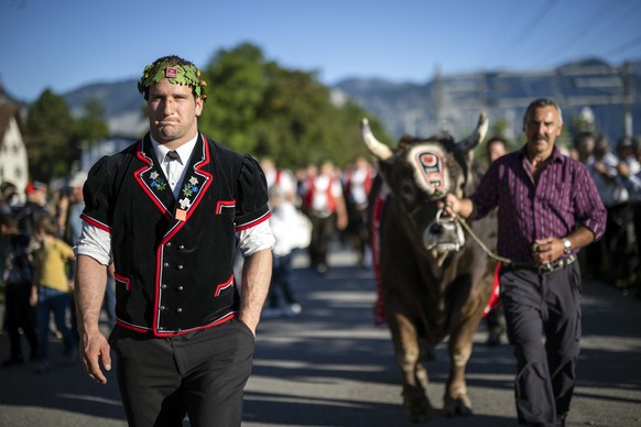 KEYPIX - Schwingerkoenig Armon Orlik, links, mit Siegermuni Zibu, Mitte, und Zuechter Bert Horner, rechts, beim Empfang in Maienfeld nach dem Eidgenoessischen Schwing- und Aelplerfest 2025 Glarnerland ...