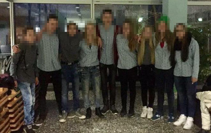 Die Schüler von Gossau ZH posieren für Facebook mit ihren Edelweiss-Hemden.