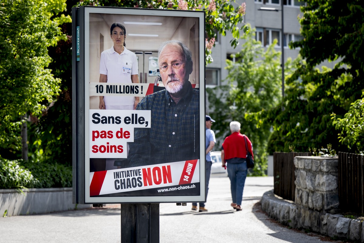Une affiche du comite "Non a l'initiative du chaos" de l'UDC est visible dans une rue le samedi 9 mai 2026 a Sion. L'initiative populaire de l'UDC "Non a une Suisse  ...
