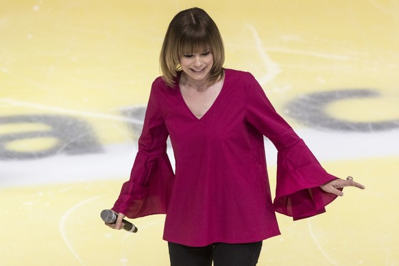 Die Saengerin Francine Jordi trippelt vom Eis, nachdem sie die Nationalhymne gesungen hat, kurz vor dem dritten Eishockey Playoff-Finalspiel der National League A zwischen dem SC Bern und dem EV Zug,  ...