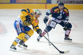 Fabian Lüthi (r.) wechselt in der neuen Saison zum EHC Biel.