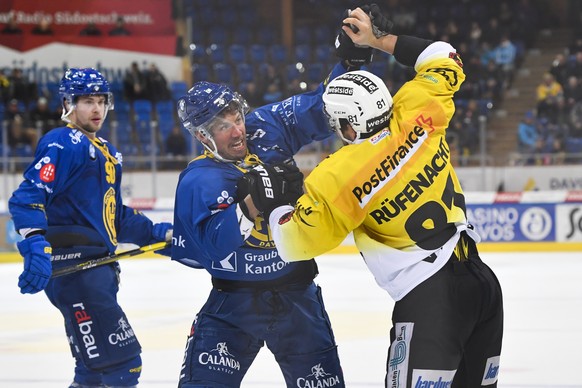 Davos&#039; Anton Roedin, Mitte, gegen Berns Thomas Ruefenacht, rechts, beim Eishockey-Qualifikationsspiel der National League A zwischen dem HC Davos und dem SC Bern, am Dienstag, 19. Februar 2019, i ...