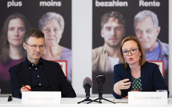 Gabriela Medici, Leiterin Sozialversicherungen SGB, rechts, spricht neben Daniel Lampart, Sekretariatsleiter SGB, waehrend einer Medienkonferenz des SGB zur BVG-Reform, am Dienstag, 27. August 2024, i ...
