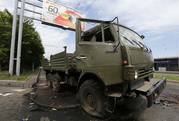 Ein zerstörter Kamaz-Truck ausserhalb des Flughafens in Donezk.