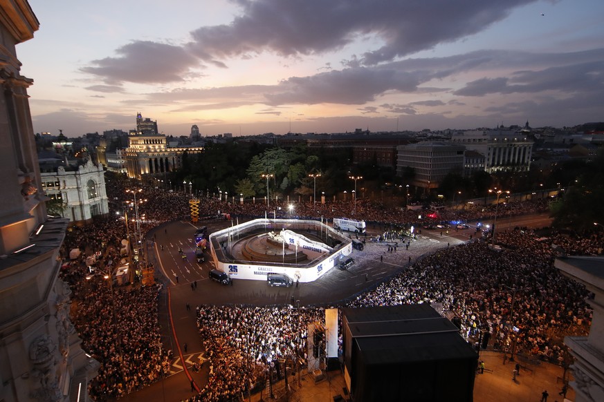 epa09919279 General view of Plaza Cibeles as Real Madrid players celebrate with fans winning the Spanish LaLiga 35, in Madrid, Spain, 30 April 2022. EPA/Juan Carlos Hidalgo