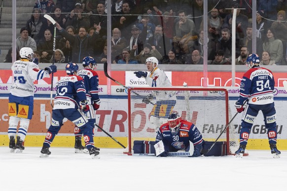 Mike Kuenzle (EVZ) (links) jubelt nach der erste Tor fuer EV Zug vor Justin Sigrist (ZSC) (2.von links) Yannick Weber (ZSC) (Mitte), Torhueter Simon Hrubec (ZSC) und Christian Marti (ZSC)(rechts) im S ...