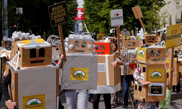 Demonstration für das bedingungslose Grundeinkommen an der Zürcher Bahnhofstrasse. Roboter werden zu Rivalen im Kampf um Arbeitsplätze.&nbsp;