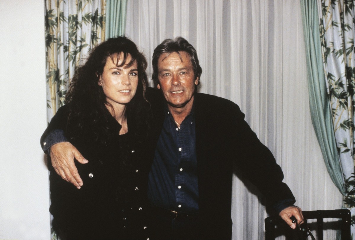 (GERMANY OUT) *08.11.1935-Schauspieler, FrankreichDer französische Filmschauspieler Alain Delon mit seiner niederländischen Freundin Rosalie van Breemen. Aufgenommen um 1995. (Photo by Siemoneit/ullst ...
