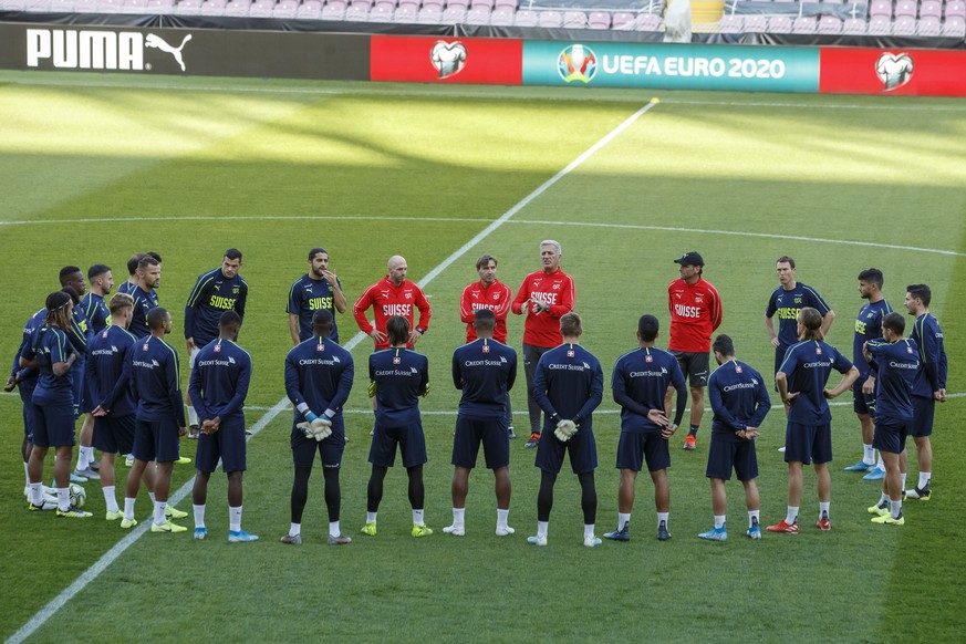 Switzerland&#039;s head coach Vladimir Petkovic talks to his players during a Swiss training session, ahead the UEFA Euro 2020 qualifying Group D soccer match between Switzerland and Republic of Irela ...