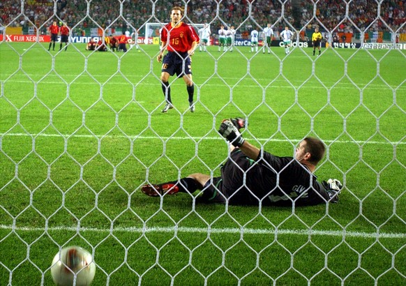 Der irische Goalie Shay Given hat keine Chance: Gaizka Mendieta erwischt ihn an der WM 2002 auf dem falschen Fuss.