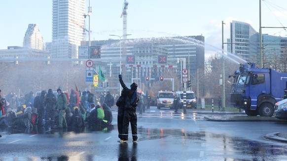 Die Polizei setzte unter anderem Wasserwerfer ein, um die Blockade aufzulösen.