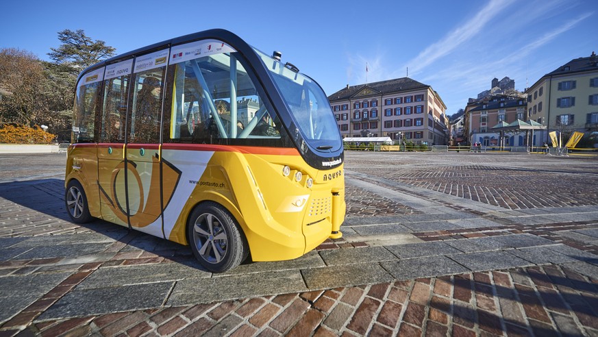 Une navette autonome est photographiee ce jeudi 17 decembre 2015 a Sion. CarPostal, la Ville de Sion et le canton du Valais ont presente aux medias deux navettes autonomes. Les vehicules devraient tra ...