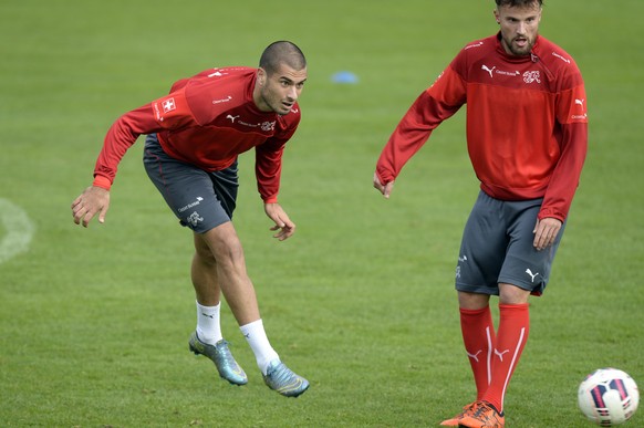 Eren Derdiyok, links, und Haris Seferovic, rechts, beim Training mit der Schweizer Fussballnationalmannschaft in Freienbach am Mittwoch, 11. November 2015. (KEYSTONE/Walter Bieri)