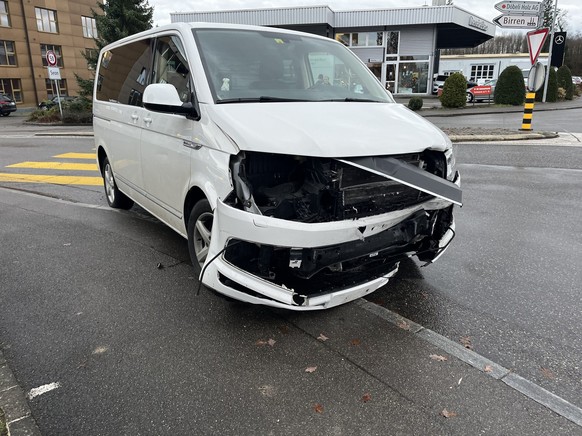 Nach der Kollision zweier Autos ist die SBB-Bahnstrecke in Seon AG am 11. Dezember 2023 vorübergehend blockiert gewesen.