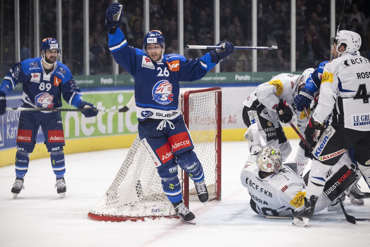 Zuerichs Simon Bodenmann jubelt zu 4:1 Tor im vierten Eishockey Playoff-Halbfinal der National League zwischen den ZSC Lions und Fribourg-Gotteron am Donnerstag 14. April 2022, im Zuercher Hallenstadi ...