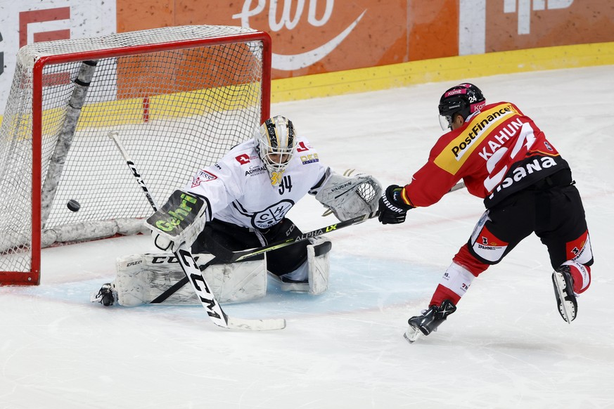 Berns Dominik Kahun vergibt einen Penalty gegen Luganos Torhueter Niklas Schlegel im Penaltyschiessen, im Eishockey Meisterschaftsspiel der National League zwischen dem SC Bern und HC Lugano, am Sonnt ...