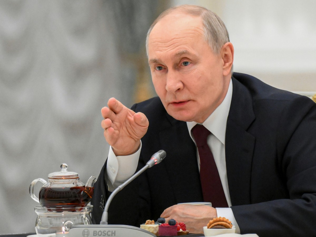 Vladimir Poutine présente la diminution de la population russe comme une question de survie nationale. Il avait averti en 2024 que la Russie serait confrontée à "l'extinction" si elle n ...