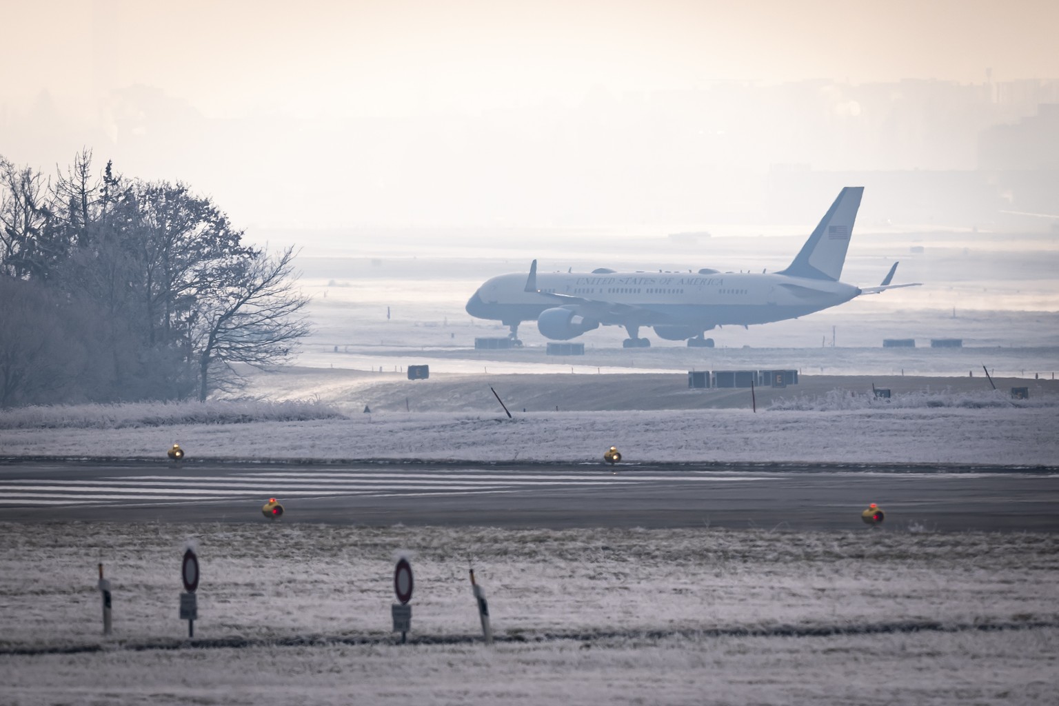 epa12667380 Air Force One, carrying US President Donald Trump, lands at the Zurich Airport in Zurich, Switzerland, 21 January 2026. Trump arrived in Switzerland for the 56th annual meeting of the Worl ...
