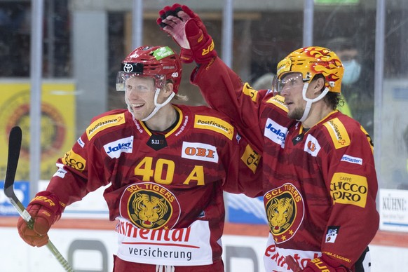 Tigers Flavio Schmutz, links, und Topscorer Jesper Olofsson, jubeln beim 4:2 waehrend dem Qualifikations-Spiel der National League, zwischen den SCL Tigers und dem HC Lugano, am Freitag 22. Oktober 20 ...