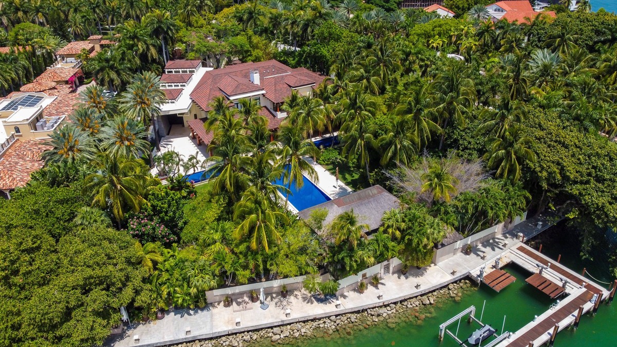 Sean Combs Star Island Miami Florida Home Sean Diddy Combs home, 1 Star Island Drive, is located on Star Island in Miami Beach, Fla. Diddy owns 1 Star Island Drive and 2 Star Island Dr on the ultra-ex ...