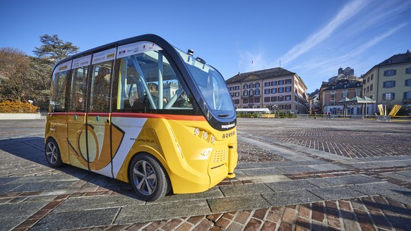 Une navette autonome est photographiee ce jeudi 17 decembre 2015 a Sion. CarPostal, la Ville de Sion et le canton du Valais ont presente aux medias deux navettes autonomes. Les vehicules devraient tra ...