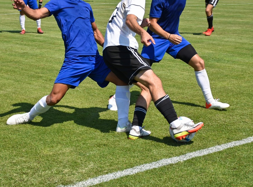 Amateur Fussball-Spieler in Action-Outdoor-Match