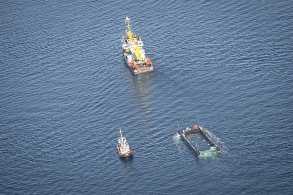 29.04.2026, Schleswig-Holstein, Fehmarn: Der Wal wird am Mittwochmorgen von zwei Schleppern in einem gefluteten Lastschiff vor der d�nischen K�ste transportiert (Aufnahme aus einem Flugzeug). Der aus  ...