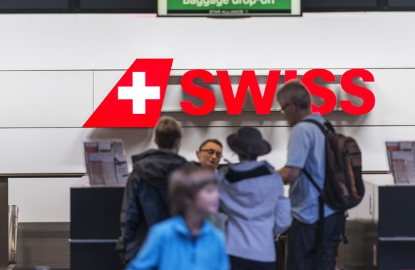 ZU DEN JAHRESZAHLEN 2016 DER AIRLINE SWISS, AM DONNERSTAG, 16. MAERZ 2017, ERHALTEN SIE FOLGENDE THEMENBILDER ---- Passengers deposit their luggage at a baggage drop-off desk with the Swiss Internatio ...