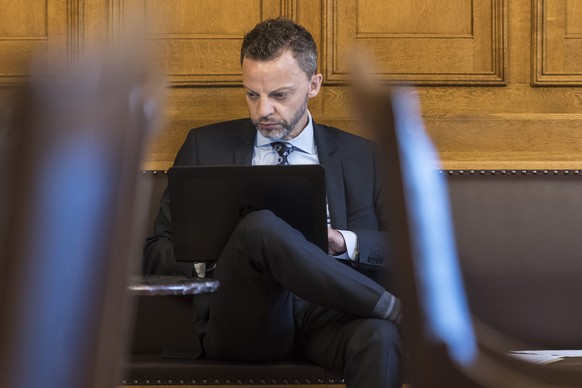 Hans-Ueli Vogt, SVP-ZH, arbeitet am Computer im Vorzimmer des Nationalrats, an der Sondersession des Nationalrats, am Mitttwoch, 27. April 2016 in Bern. (KEYSTONE/Alessandro della Valle)